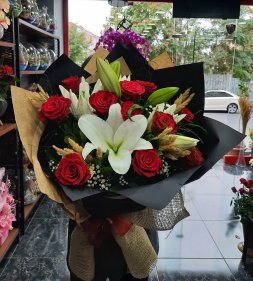 Özel Lilyum Gül Buketi