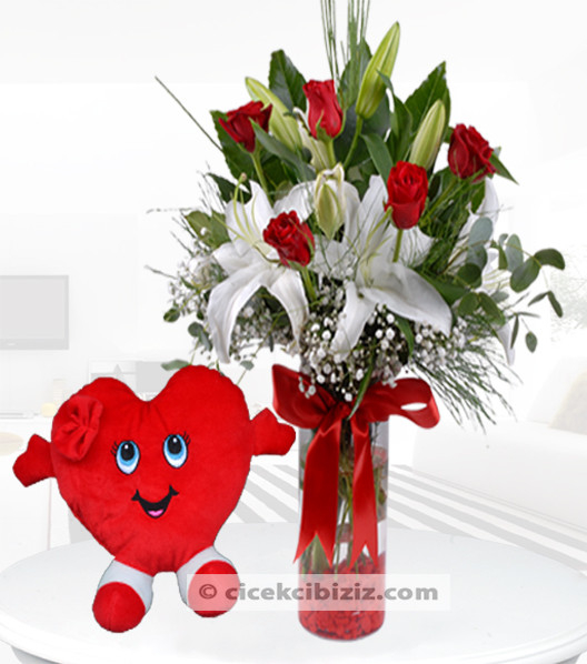 Kalp Yastıklı Kırmızı Gül & Lilyum Aranjmanı